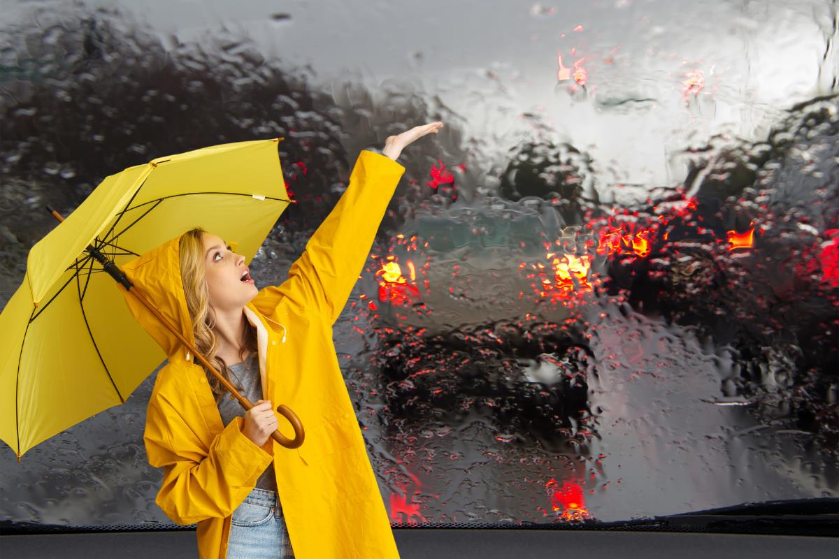 De fondo carro en lluvia, persona con paraguas. Foto: Especial