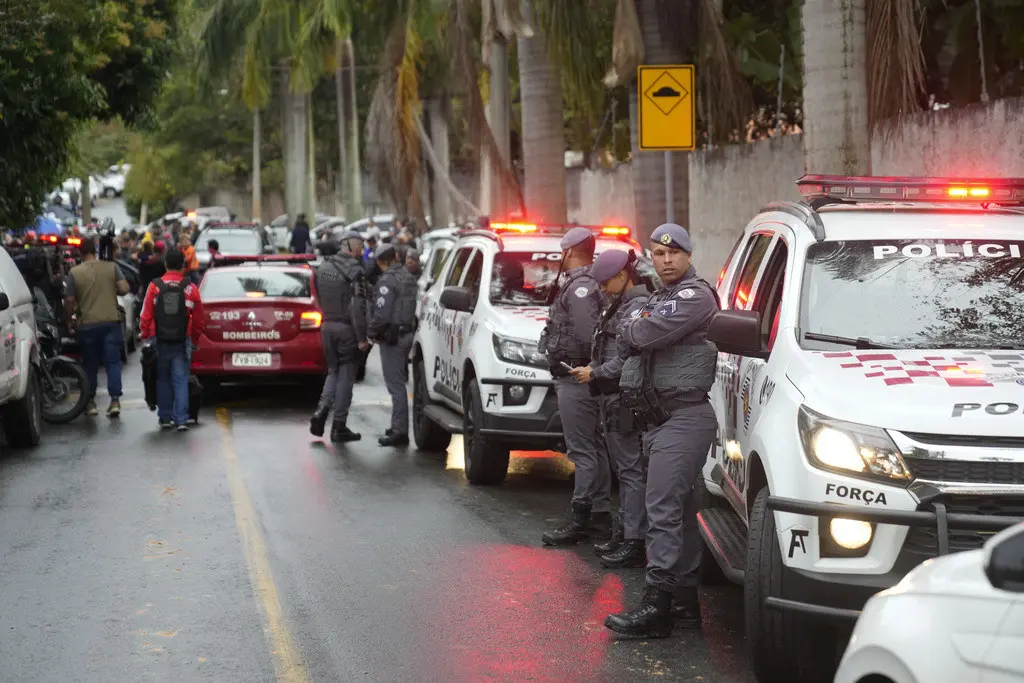 Policías resguardan la calle que va a una zona residencial en la que cayó un avión, en Vinhedo, en el estado de Sao Paulo, Brasil, el viernes 9 de agosto de 2024. (AP Foto/Andre Penner)