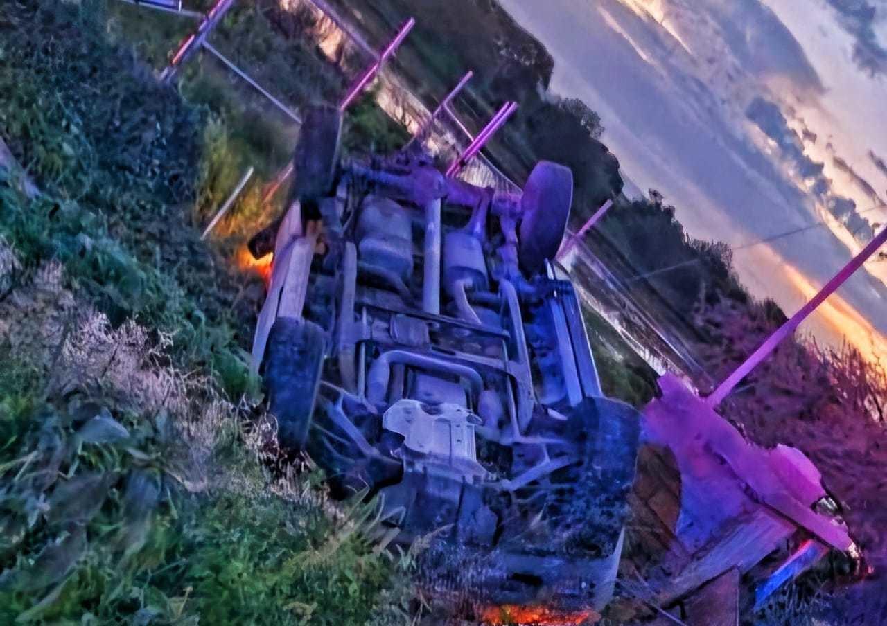 Después de estaer en agonía un hombre murió tras sufrir una volcadura. Foto: Especial.