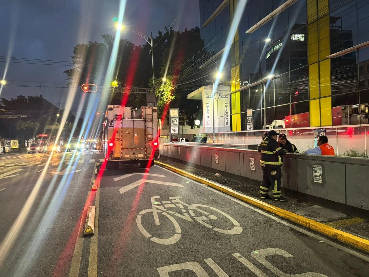 Servicios médicos trasladan a mujer que se lanzó a vías del Metro. Foto: Ramón Ramírez