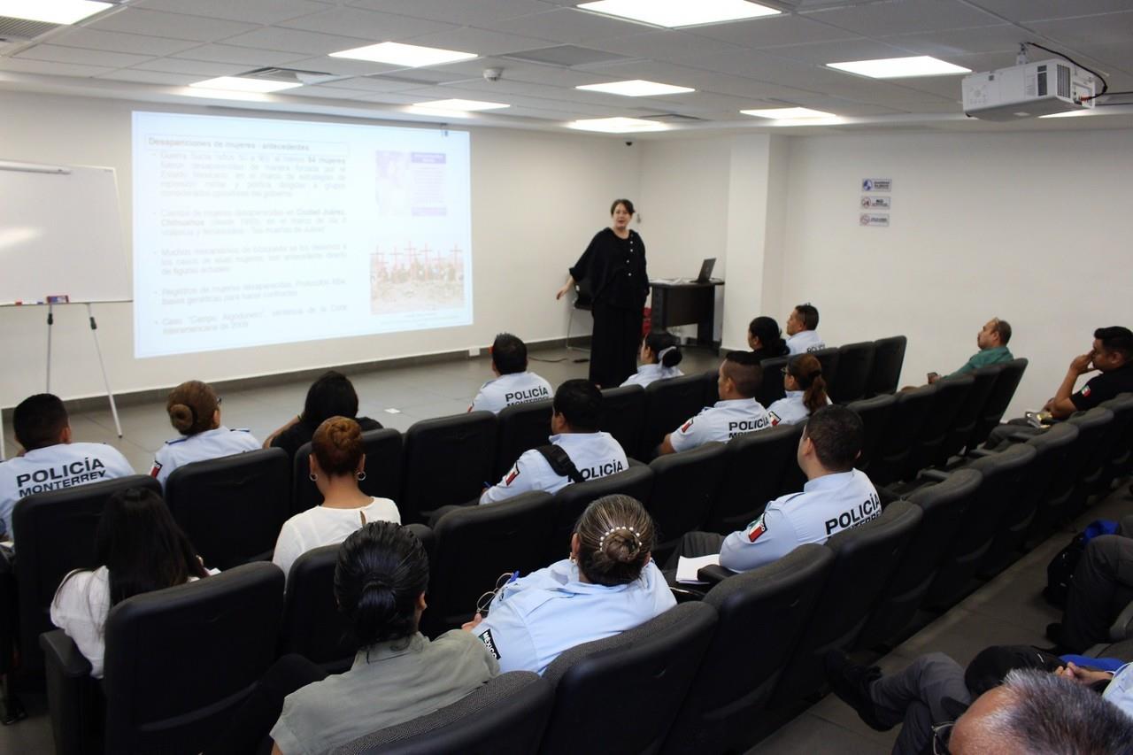 El taller se inició este lunes en la Academia de Policía de Monterrey, y está a cargo de la Maestra Volga Pilar de Pina Ravest, investigadora del observatorio sobre desaparición e impunidad en México. Foto: Armando Galicia.