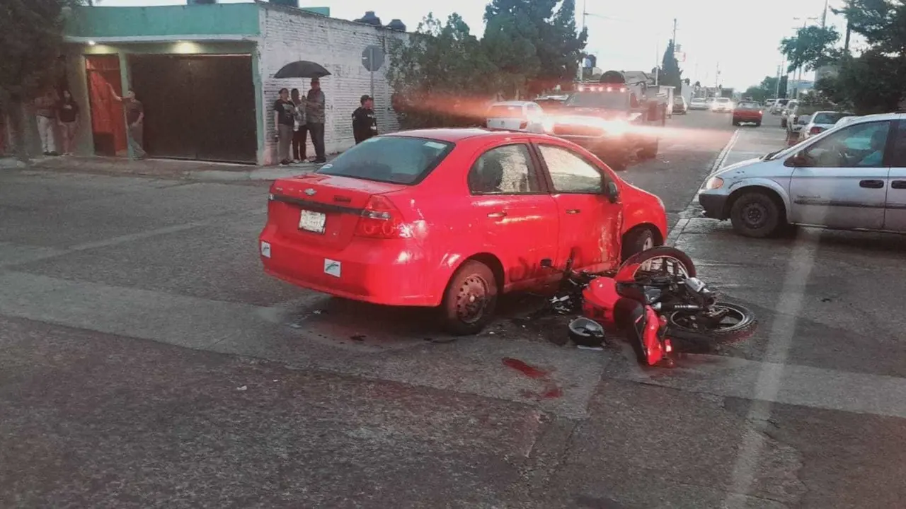 Un motociclista fue hospitalizado con una grave lesión craneal luego de ser víctima de un accidente de tránsito. Foto: Especial.