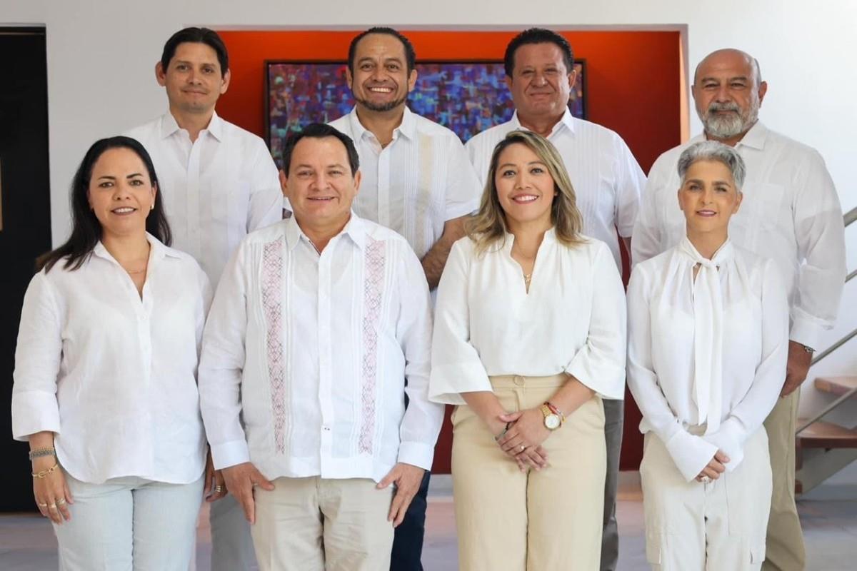 Joaquín Díaz Mena junto a Omar David Pérez Avilés, Luis Antonio Hevia Jiménez, Dafne David López Martínez, Edgardo Gilberto Medina Rodríguez, Fátima del Rosario Perera Salazar, Lila Rosa Frías Castillo, Shirley Edith Castillo Sánchez y Janine Patricia Quij