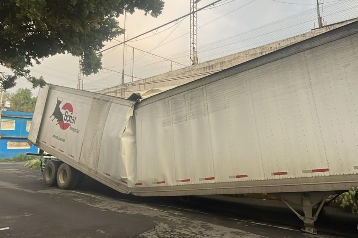 Trailer se parte en dos sobre Zaragoza. Foto: Ramón Ramírez