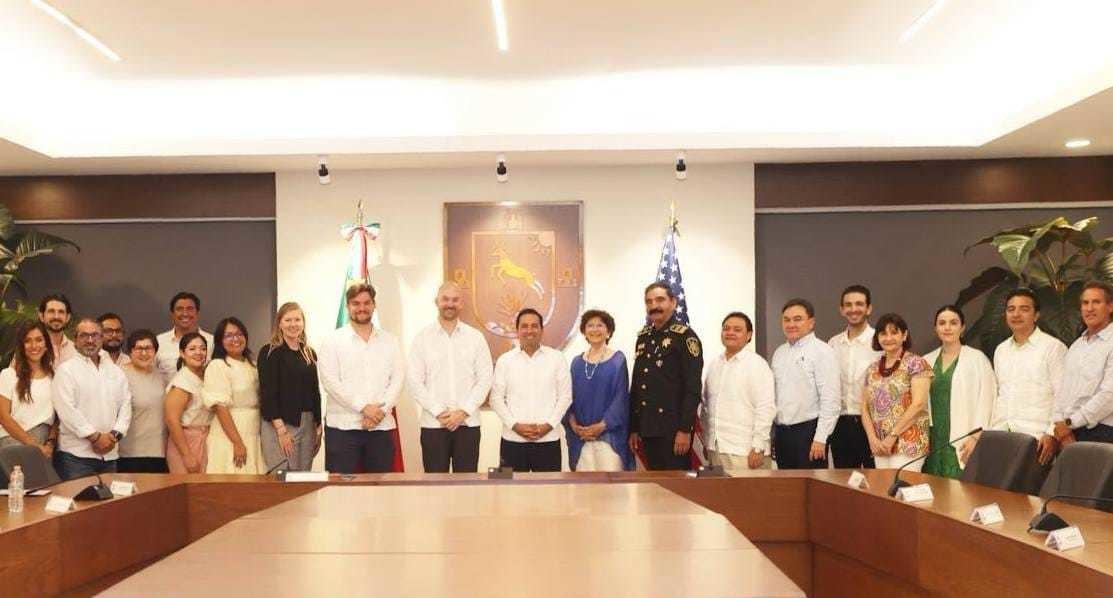 Justen Thomas cónsul de Estados Unidos en Mérida, junto a Mauricio Vila Dosal y titulares de dependencias del Gobierno estatal. Foto: Cortesía