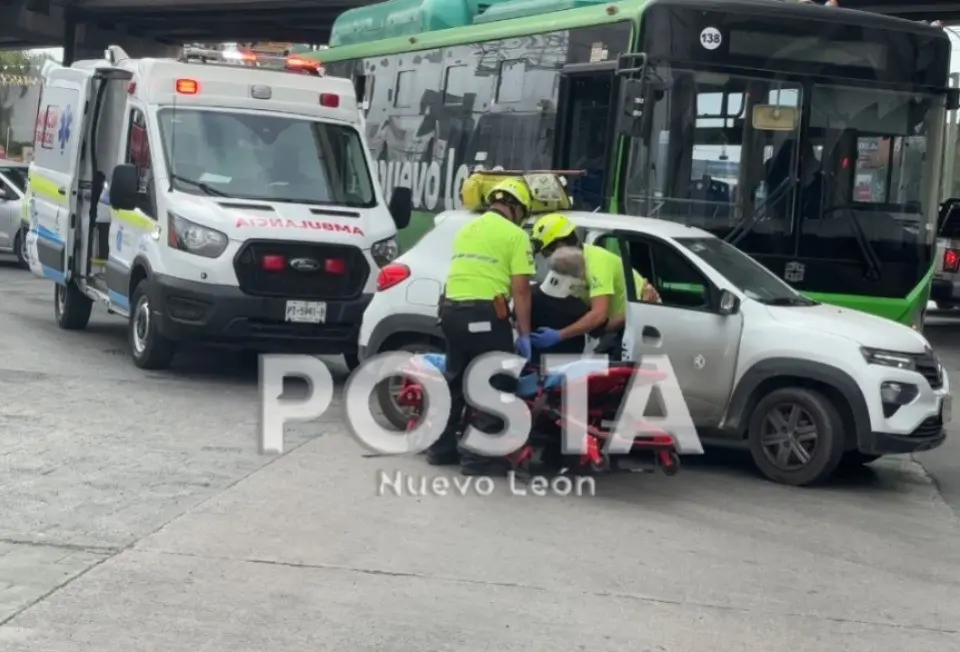 El conductor del auto tras haber sido impactado. Foto: Raymundo Elizalde.