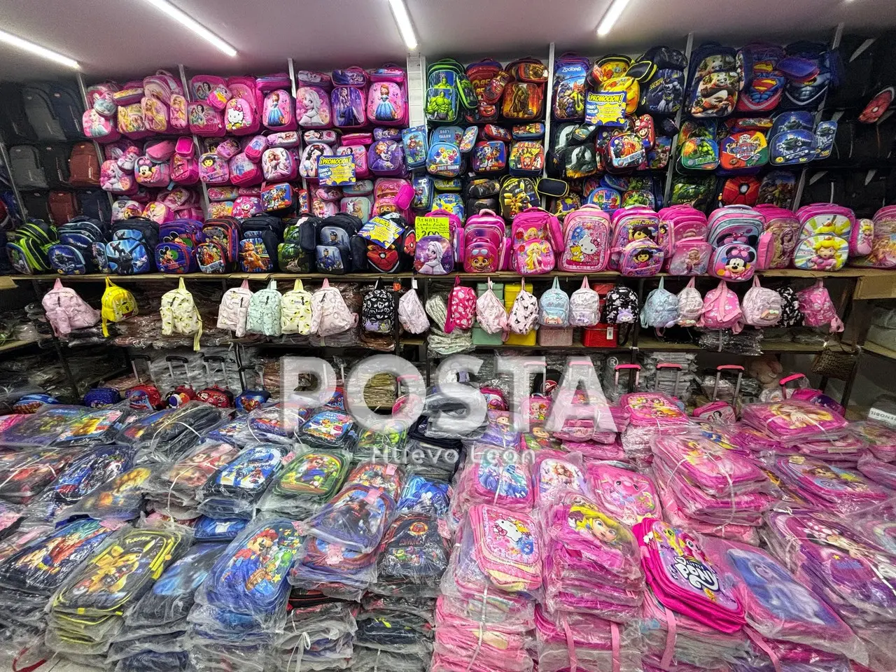 Los van desde los 70 a los 500 pesos en lapiceras, estuches, plumones, mochilas, entre otros artículos para la escuela. Foto: POSTA.