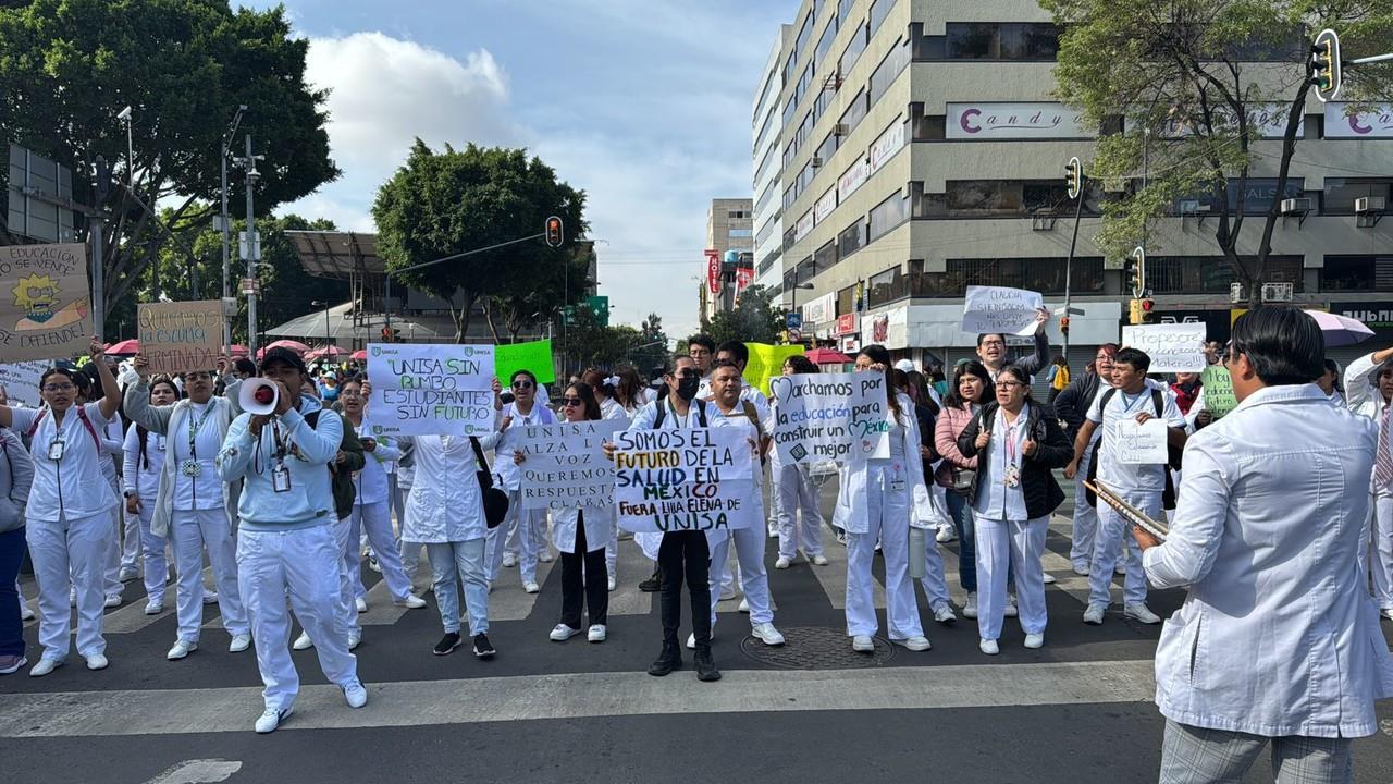 estudiantes se manifestaron para exigir una respuesta a sus peticiones. Foto: Ramón Ramírez