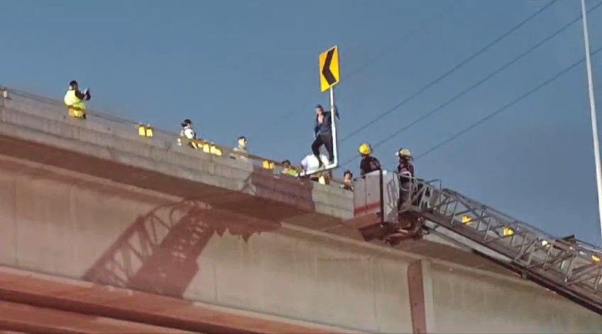 Hombre en lo alto de un puente. Foto: Protección Civil Nuevo León