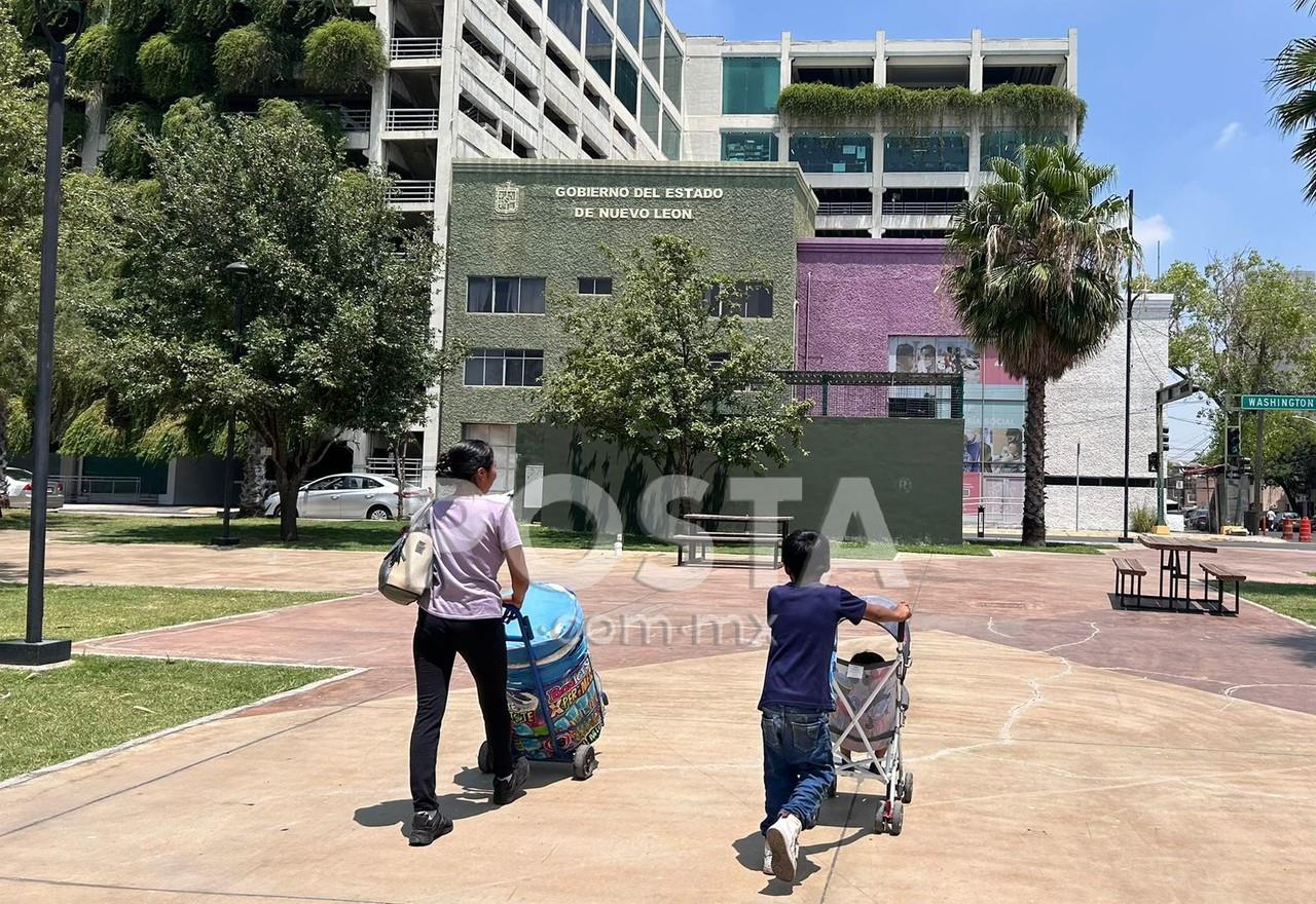 Mary agarra su carrito y al mismo tiempo su hijo mayor la carriola, y se van caminando juntos, el los rayos del sol, traspasan su ropa ligera, sintiendo aún más el calor. Foto: POSTA.