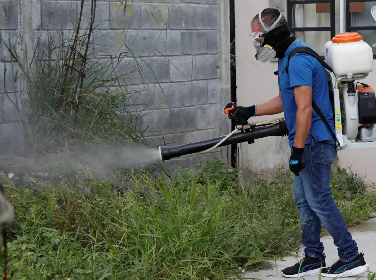 Personal de Servicios Públicos de Escobedo realiza labores de fumigación contra garrapatas y pulgas en diferentes colonias. Foto: Gobierno de Escobedo