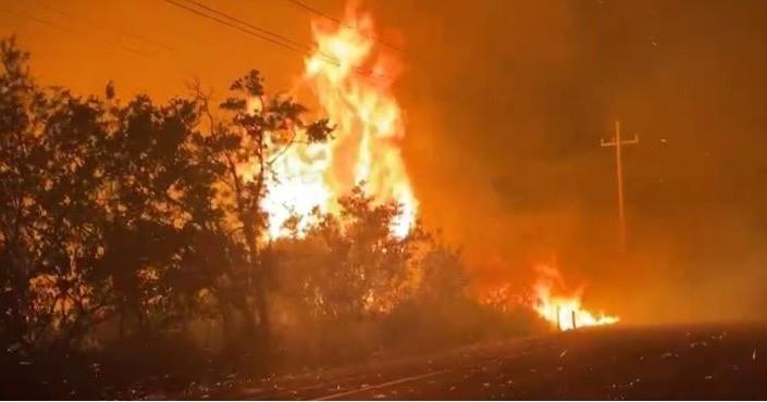 Un fuerte incendio se registró la tarde del martes y fue hasta el miércoles por la noche que bomberos llegaron al lugar para tratar de apagar las llamas.- Foto de redes sociales