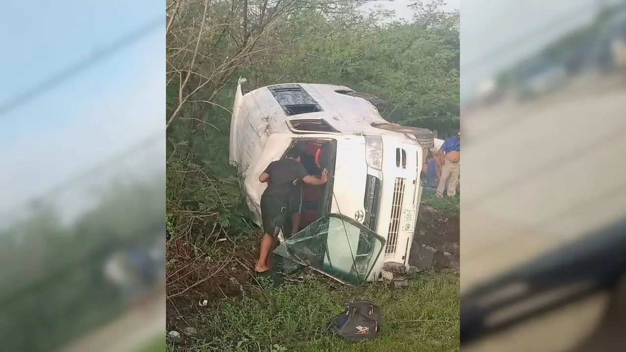 El vehículo en el que viajaban terminó volcado entre la maleza a un lado de la vía Foto: Redes