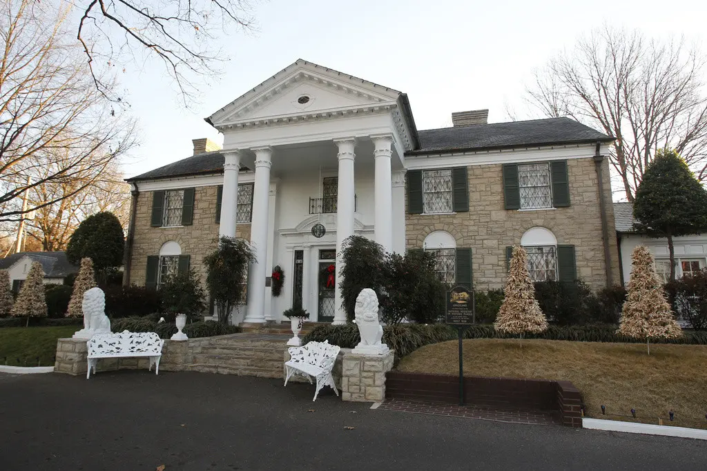 Graceland, la casa de Elvis Presley, el 7 de enero de 2011, en Memphis, Tennessee. (Foto AP/Mark Humphrey, archivo)