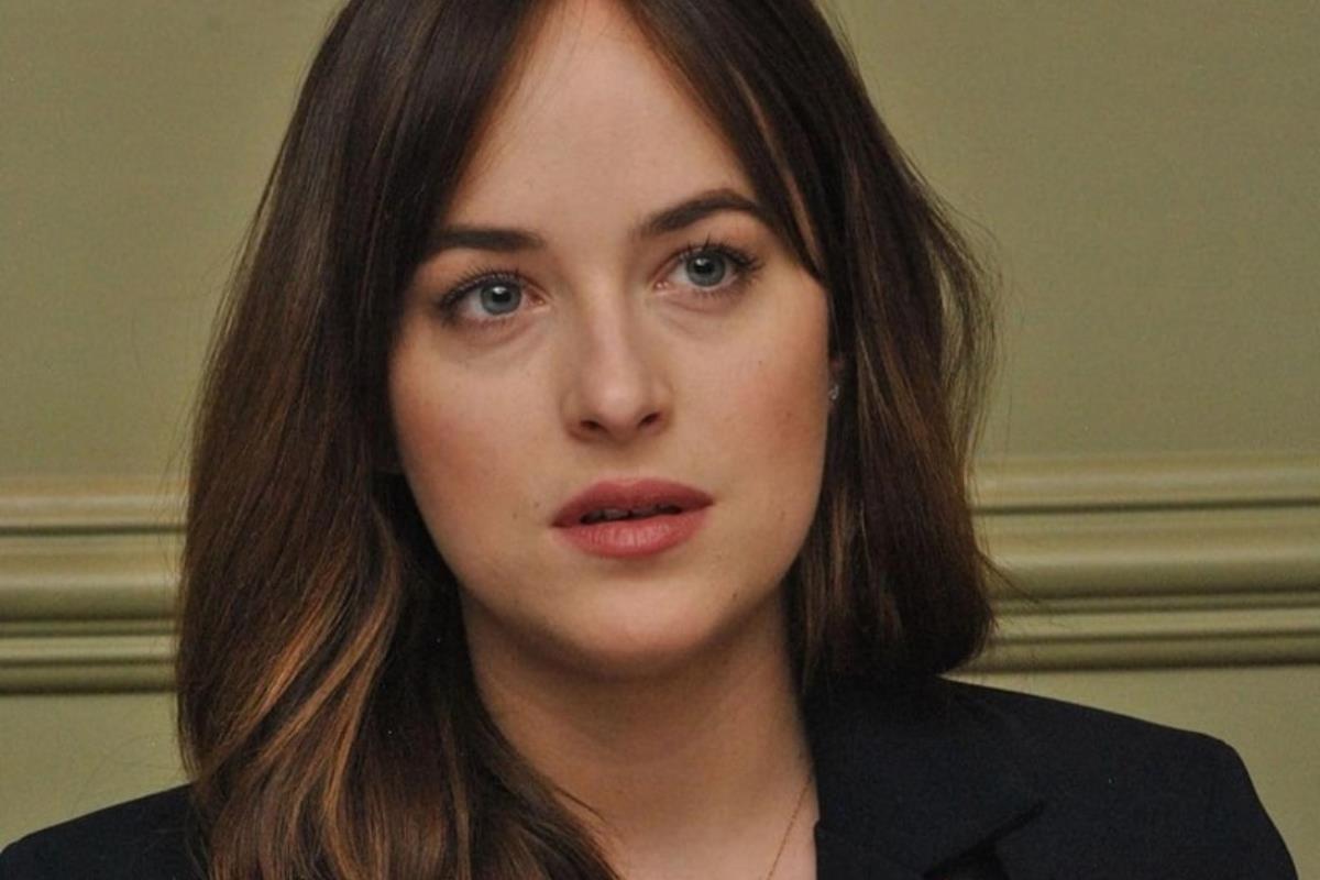 La pareja se comprometió tras 6 años de relación. Créditos: FB Dakota Johnson .