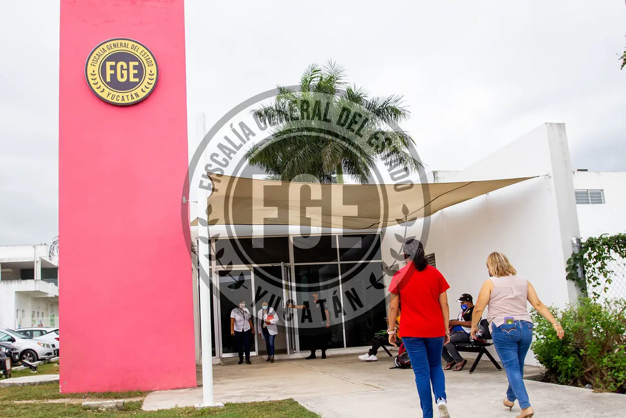 Un sujeto fue presentado ante la jueza quien dictó medidas cautelares contra el acusado tras ser denunciado por  retener a su hijo menor de edad a pesar de no contar con la custodia.- Foto de la FGE