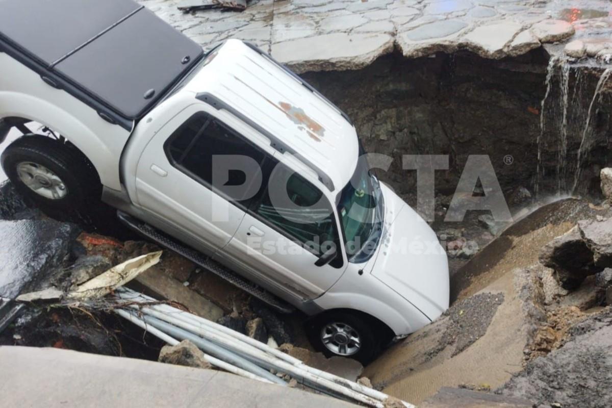 El vehículo quedó atrapado dentro del hoyo Foto: X(Twitter) @POSTAEdomex