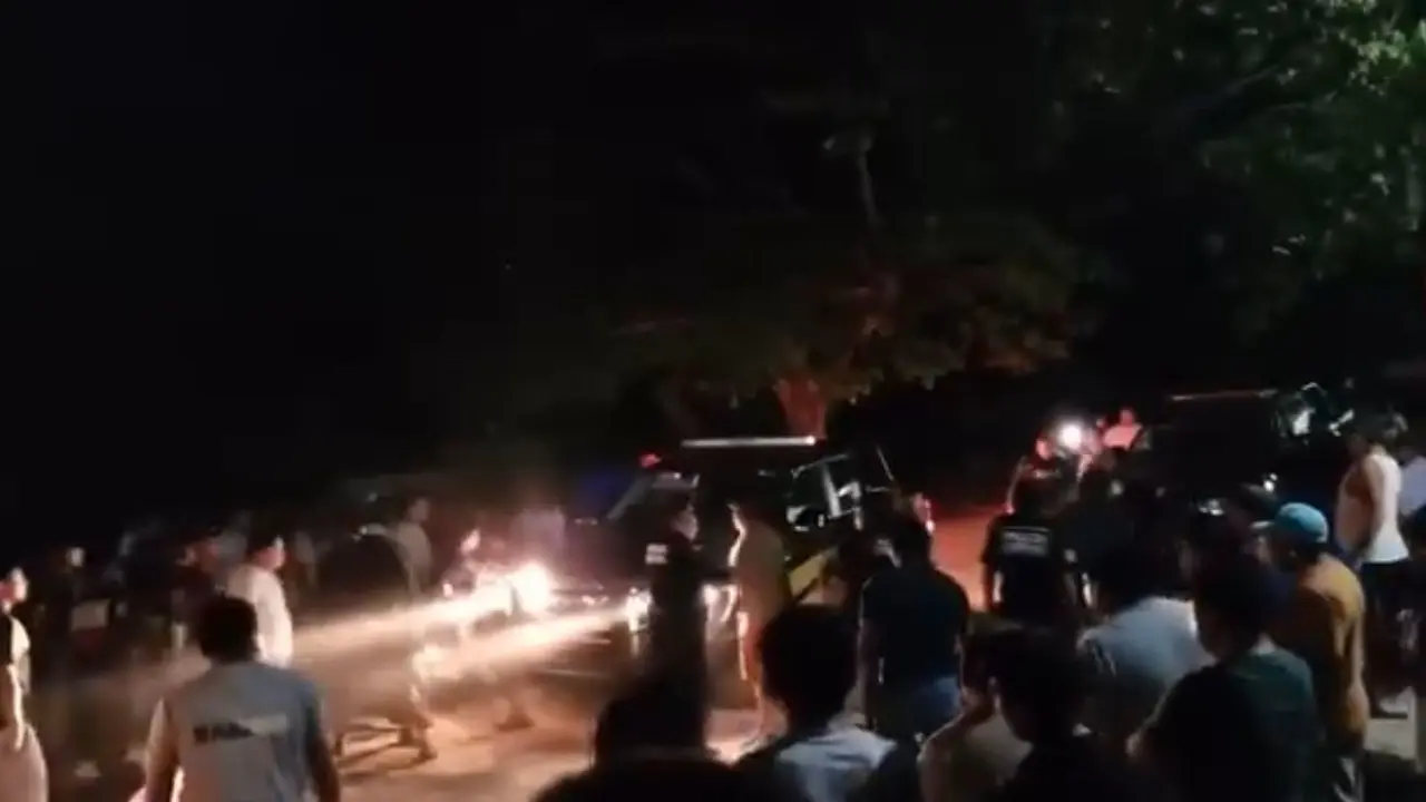 La multitud logró superar a los Policías Municipales, por lo que solicitaron apoyo de la SSP Foto: Captura