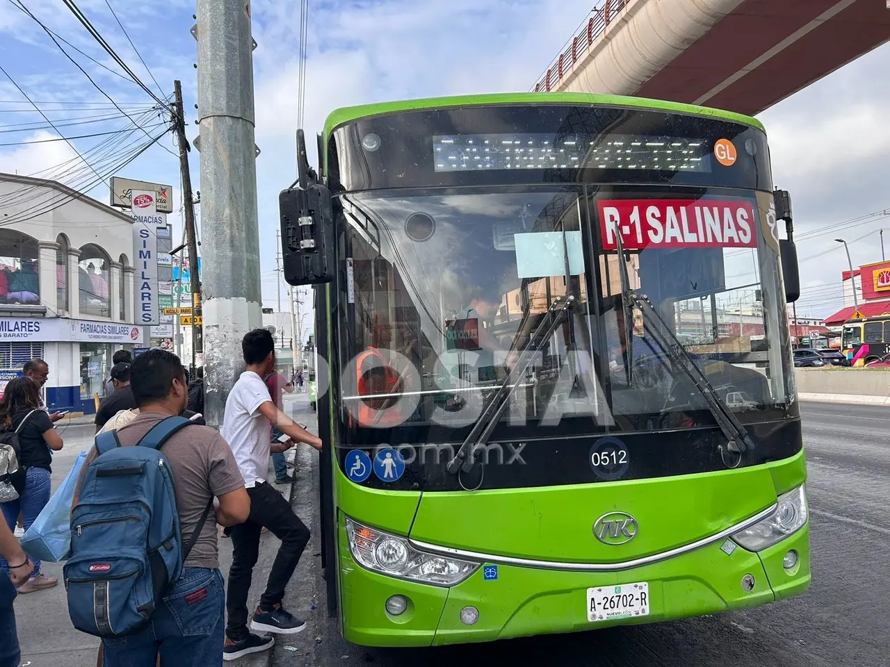 Usuarios del transporte urbano tomando el camión mediante el pago de la app Urbani. Foto: Rosy Sandoval.