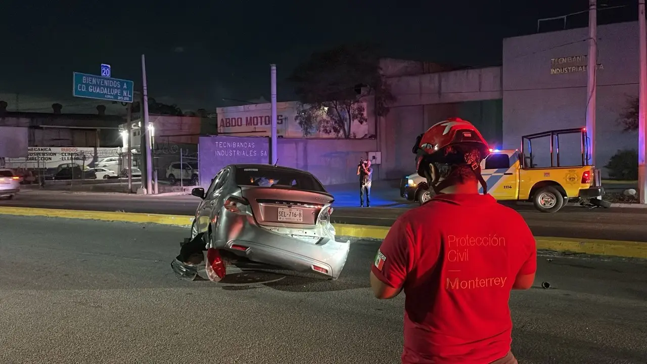 Un rescatista de Protección Civil de Monterrey atendiendo al herido. Foto: Protección Civil de Monterrey.