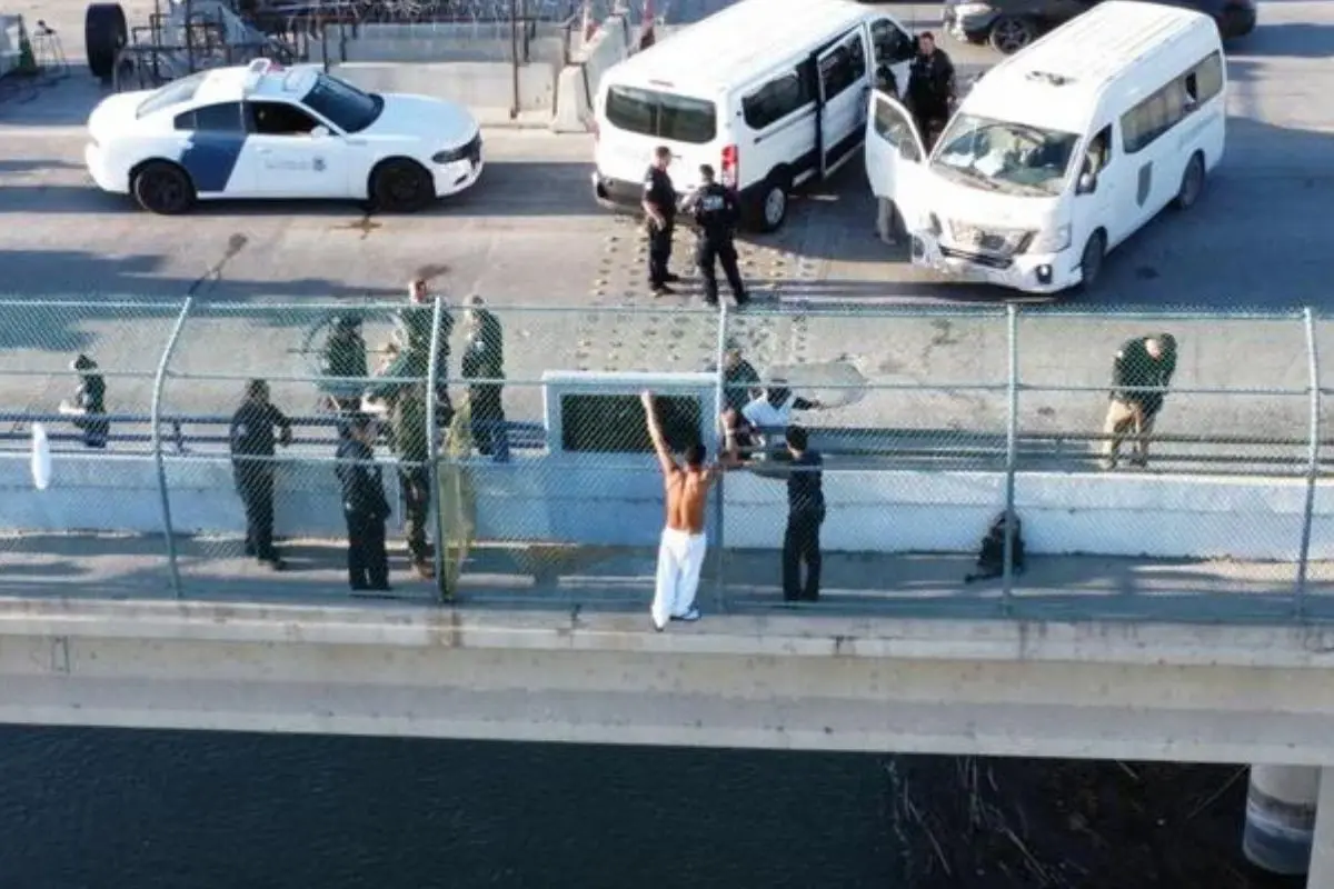 Migrante intenta lanzarse del Puente. Foto de redes.