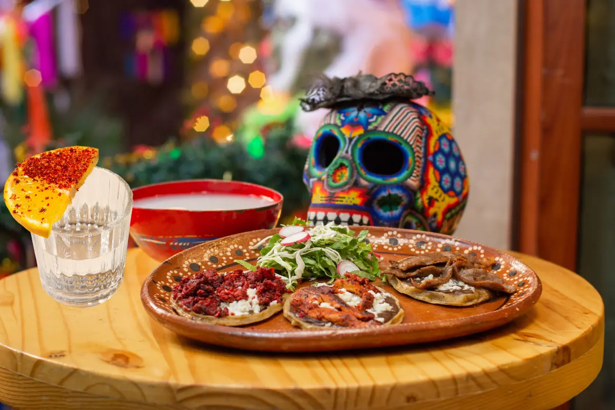 Tacos mexicanos, pulque y mezcal. Foto: Canva