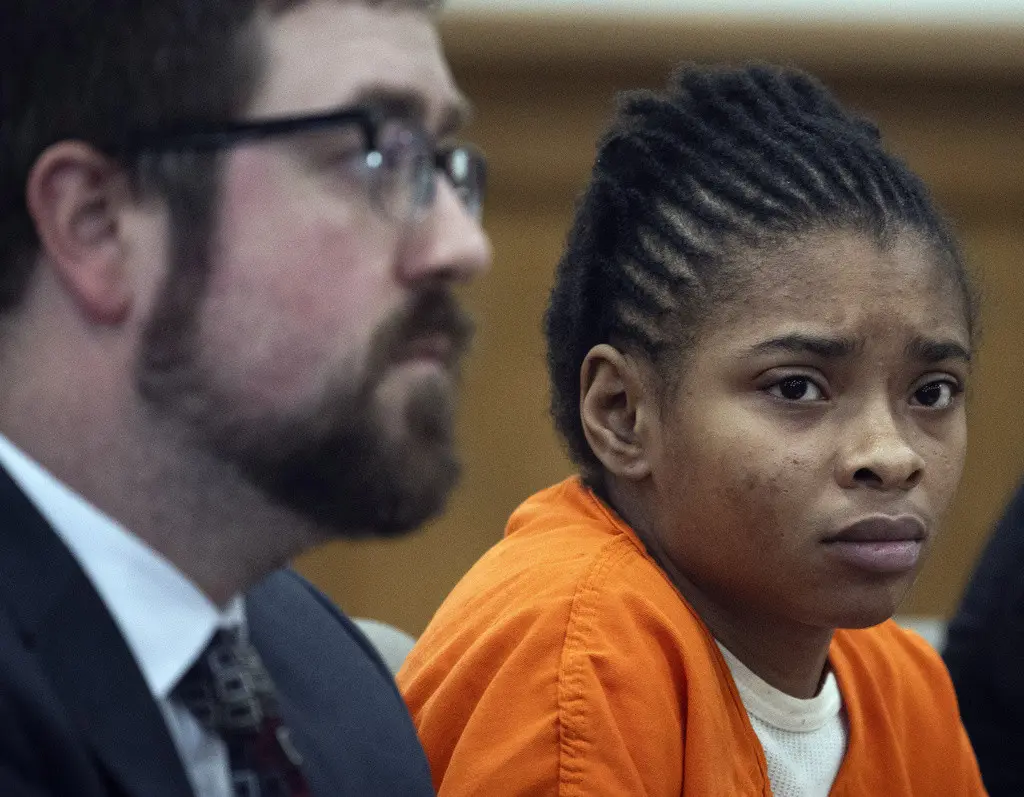 Chrystul Kizer, derecha, escucha sentada al lado de su abogado, Gregory Holdahl, durante una audiencia, el jueves 9 de mayo de 2024, en el Tribunal del Condado Kenosha, en Kenosha, Wisconsin. (Sean Krajacic/The Kenosha News vía AP, archivo)