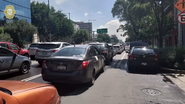 Carga vehicular en Av. Chapultepec. Foto: Archivo de @OVIALCDMX