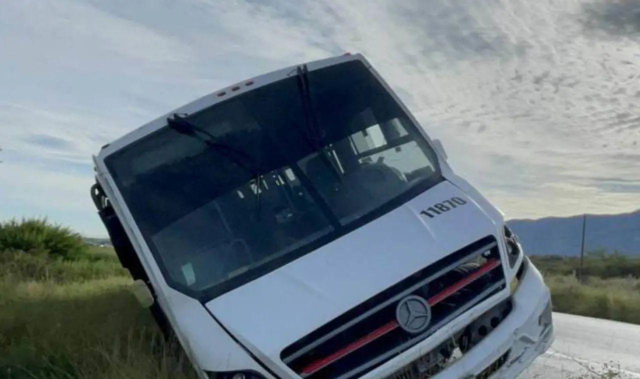 El camión, de la línea Settepi y propiedad de la empresa Daimler, transportaba a los trabajadores hacia el Parque Industrial Derramadero. (Fotografía: Redes sociales)