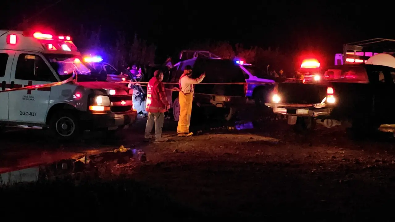 Autoridades informaron que fueron reconocidos siete de los ocho fallecidos en el accidente en el municipio de Canatlán. Foto: Luis Lozano.