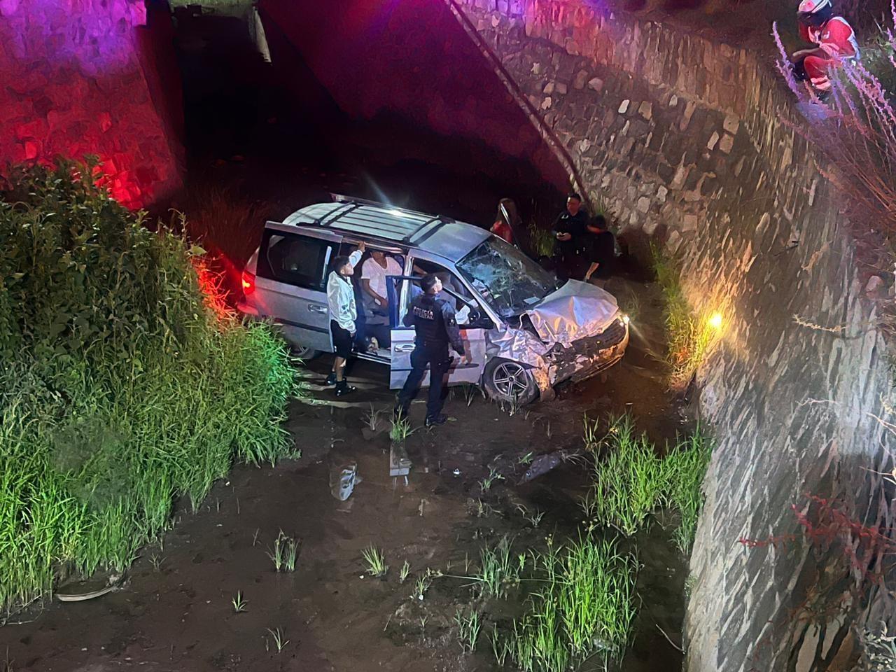 El vehículo en el que viabajan resultó con daños severos en la carrocería. Foto: Especial.