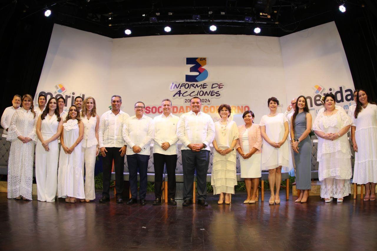 Alejandro Ruz Castro,, alcalde de Mérida, presentó ayer su último informe de gobierno ante autoridades municipales y representantes de la sociedad civil meridana.- Foto de Irving Gil