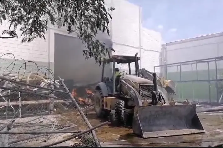 Protección Civil de Nuevo León atiende incendio en bodega en Santa Catarina. Fotos. PCNL