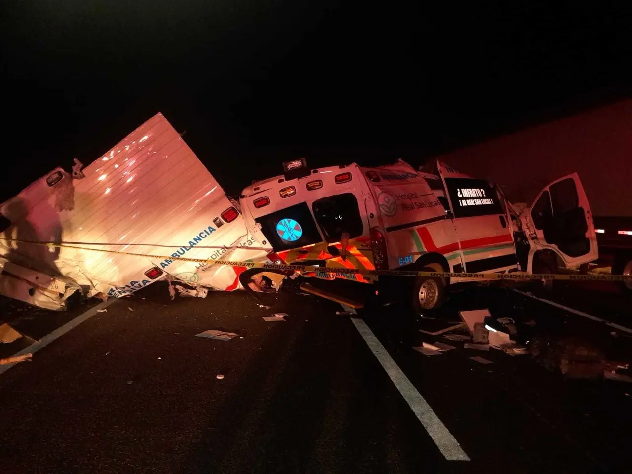 La escena del choque entre el tráiler y la ambulancia en Vallecillo, Nuevo León. Foto: Protección Civil de Nuevo León.