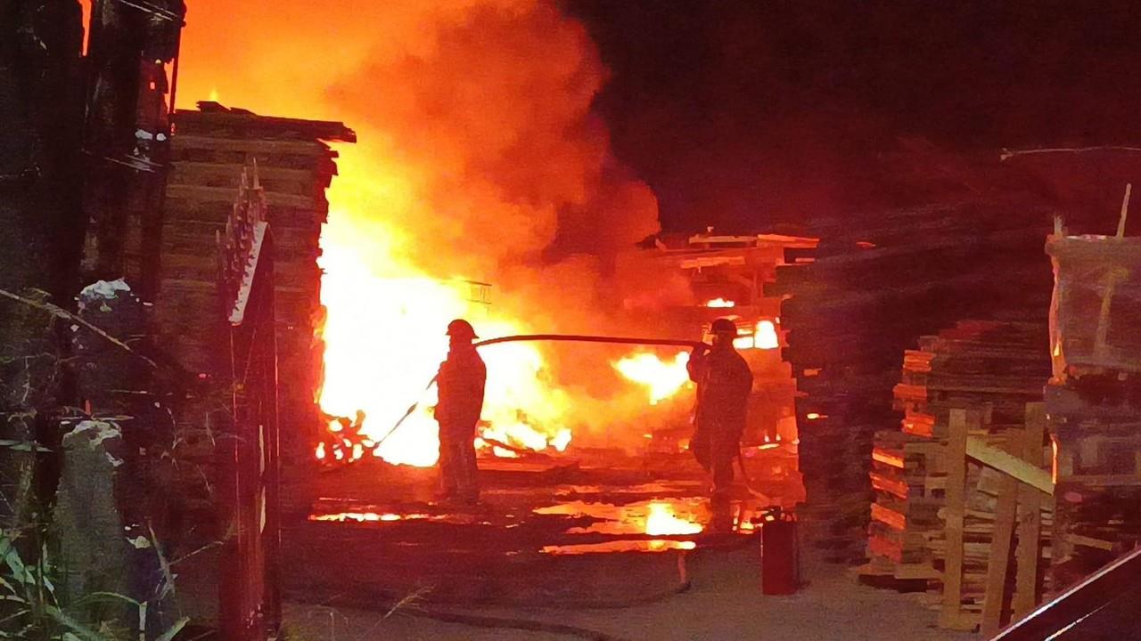 Bomberossofocando el incendio que se dio en la tarimera de Pesquería. Foto: Protección Civil de Pesquería.