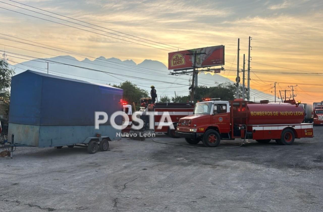 Bomberos y elementos de Protección Civil atendiendo el incendio en la tarimera. Foto: Raymundo Elizalde.