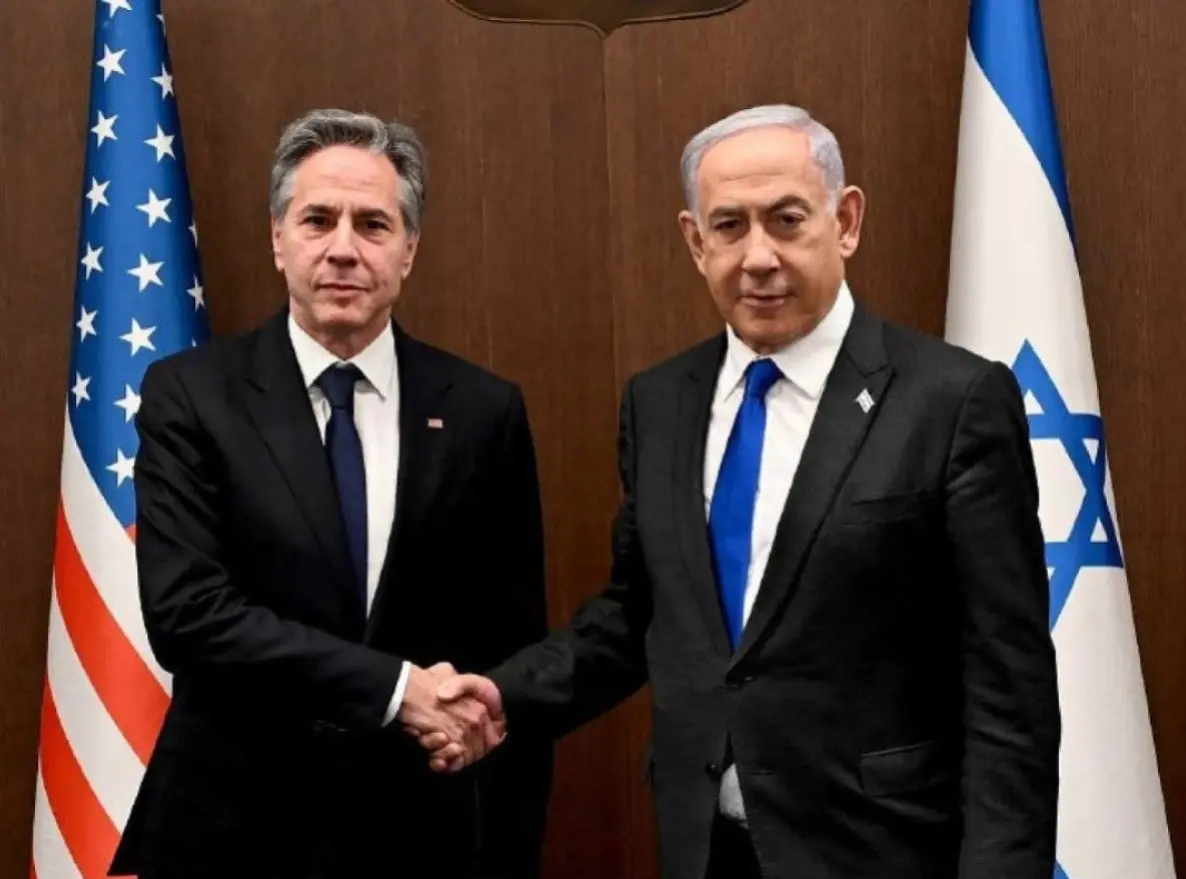 Antony Blinken con el primer ministro israelí Benjamín Netanyahu. Foto: El Nuevo País.