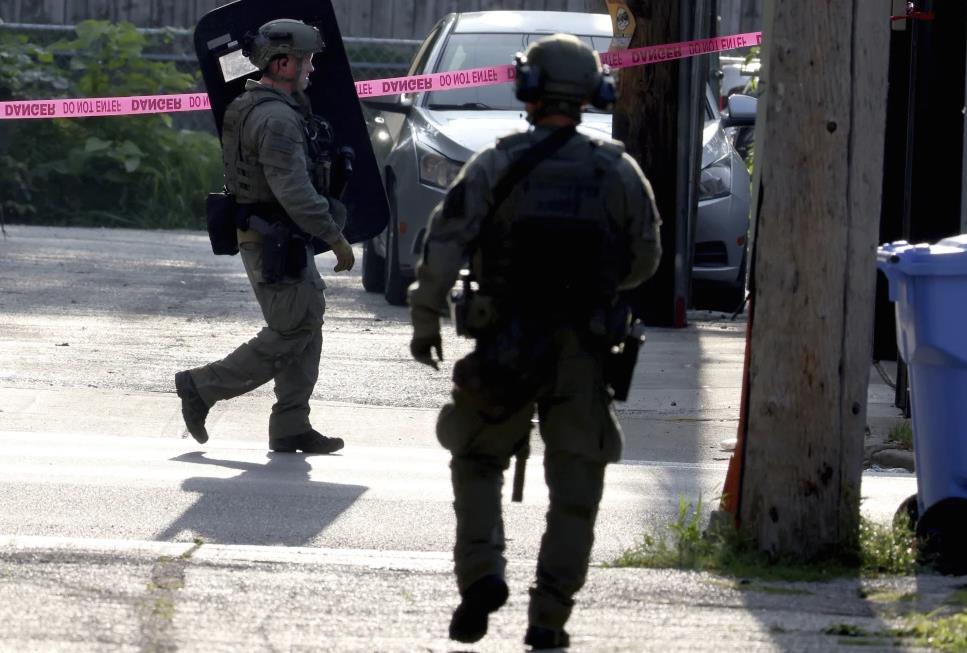 El hombre que escapó de una corte en Mississippi y se atrincheró en un restaurante de Chicago, fue detenido por las autoridades. Foto. Antonio Perez, Chicago Tribune vía AP