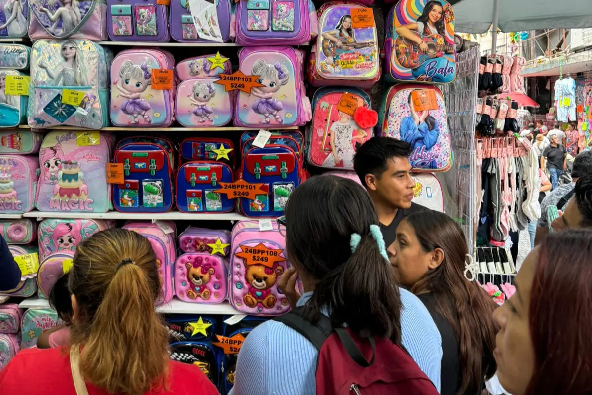 Venta de mochilas en CDMX.   Foto: Alejandro Godina