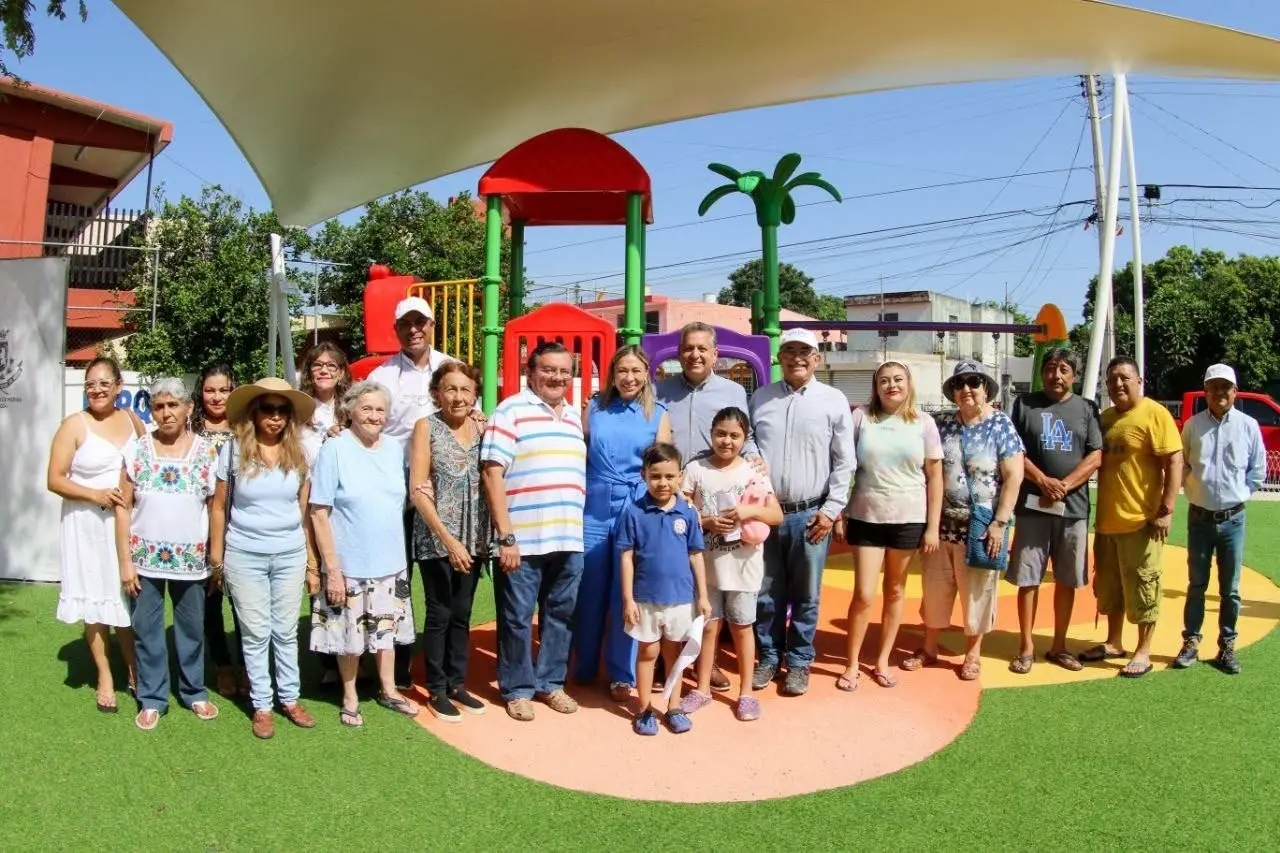 Alejandro Ruz estuvo acompañado de su esposa Verónica Cetina roja, presidente del DIF Municipal Foto: Cortesía