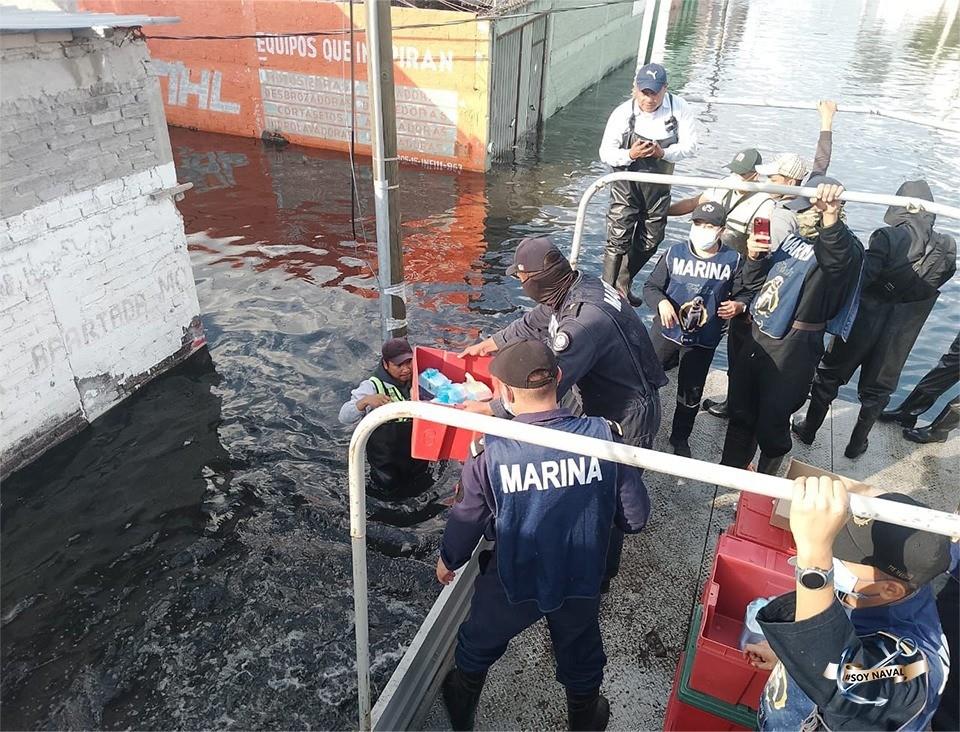 Los elementos de la Marina implementaron brigada para llevar alimento y ayudar en el traslado de personas. Foto: Semar