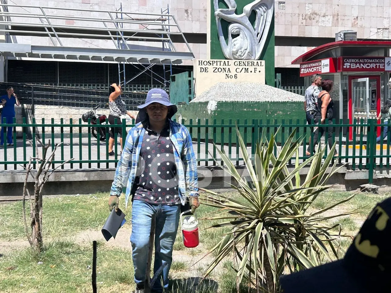 Un derechohabiente del IMSS protegiendose del sol con su sombrero. Foto: Rosy Sandoval.