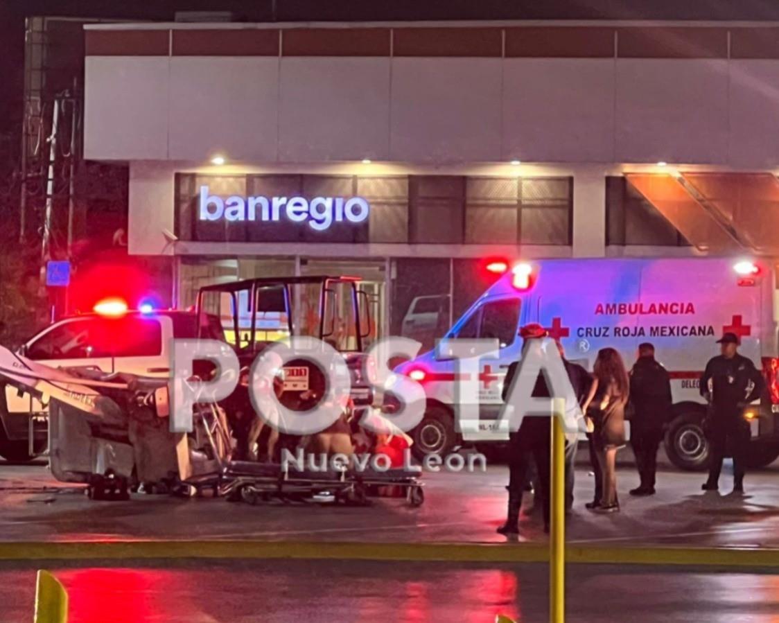 Ambulancia en la plaza comercial donde atendieron a los dos heridos. Foto: Raymundo Elizalde.