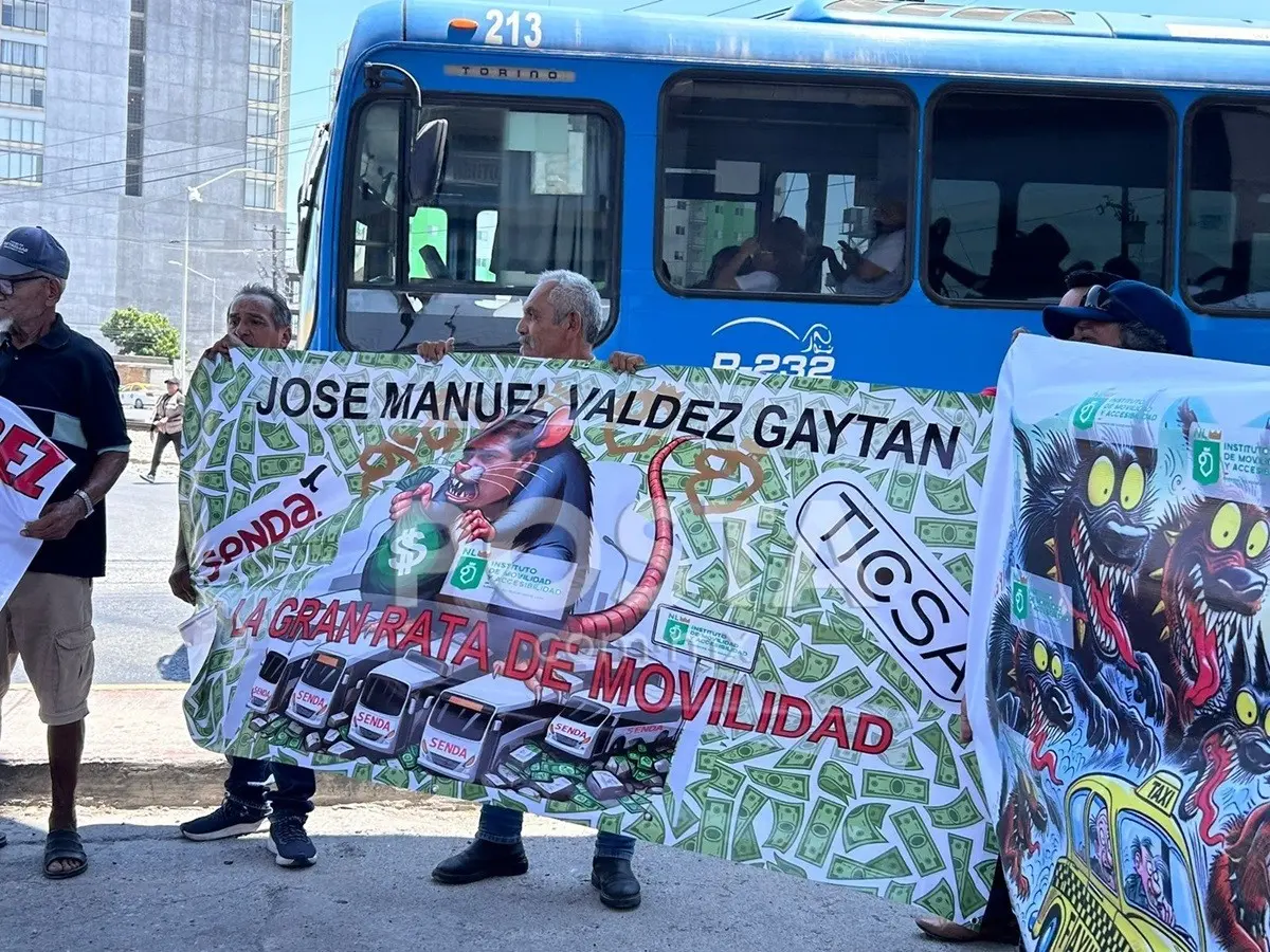 Un grupo de taxistas realiza una protesta pacífica para exigir la destitución de José Manuel Valdés Gaytán, director del Instituto de Movilidad.  Foto: Rosy Sandoval