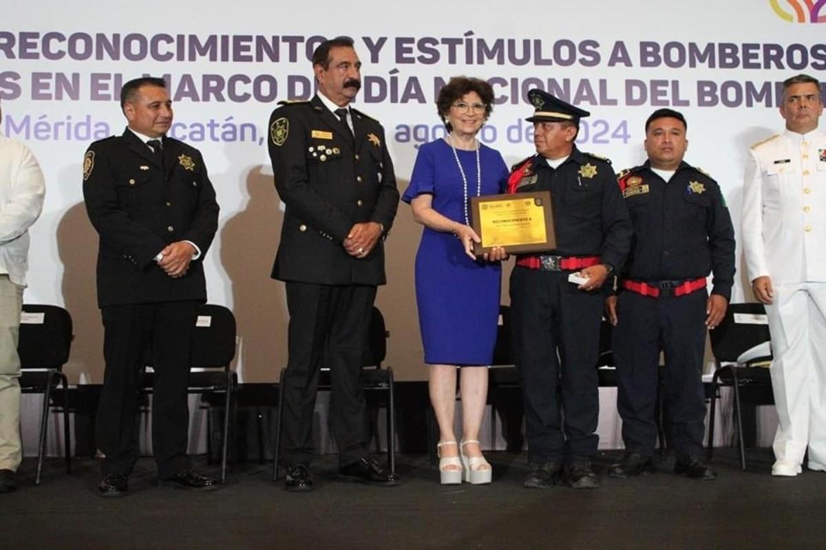 Entrega de reconocimientos y estímulos a bomberos y paramédicos de la Secretaría de Seguridad Pública Foto: X(Twitter) @sspyuc