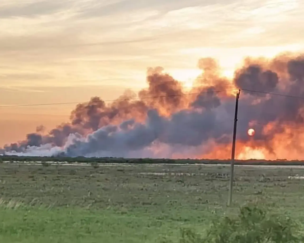 Desde las primeras horas de la mañana, un denso humo y un fuerte olor a quemado han invadido diversos sectores de Matamoros, causando preocupación entre los residentes. Foto: Redes sociales