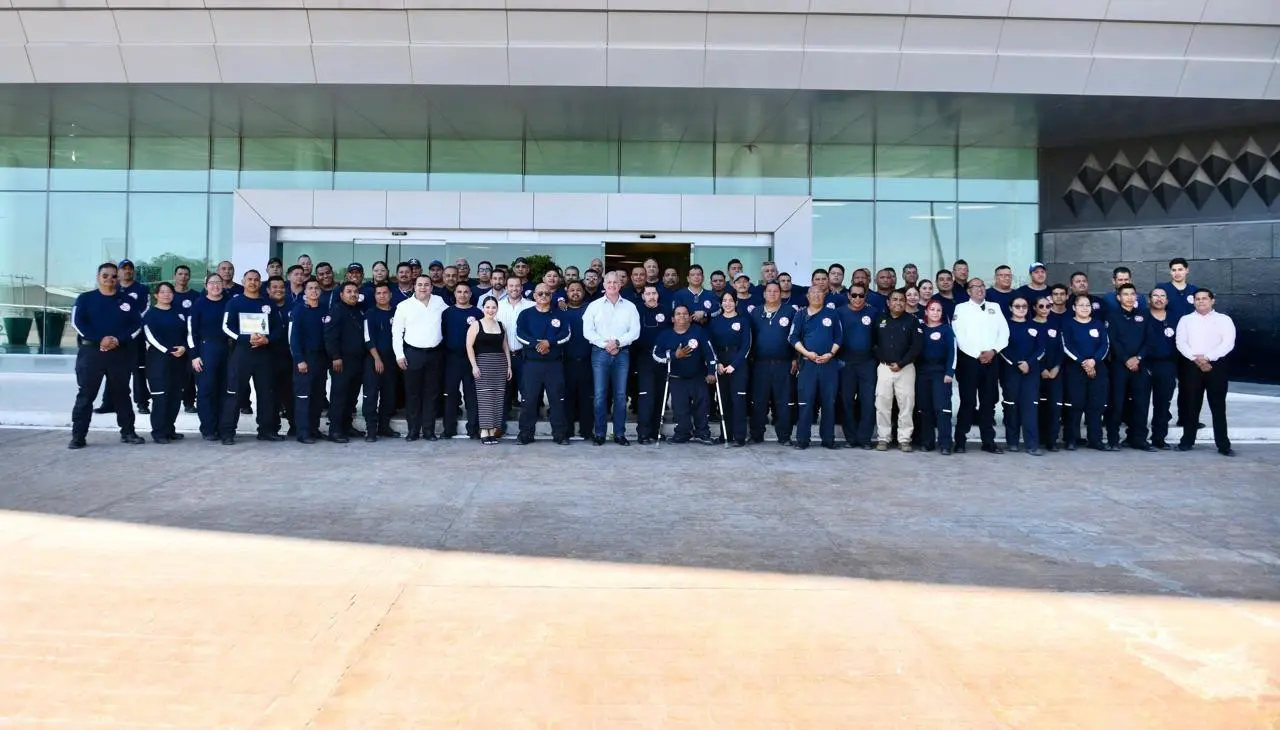 El evento, que reunió a 120 bomberos y sus familias, sirvió para reconocer los actos heroicos y el trabajo diario que realizan en favor de la comunidad. (Fotografía: Gobierno de Torreón)