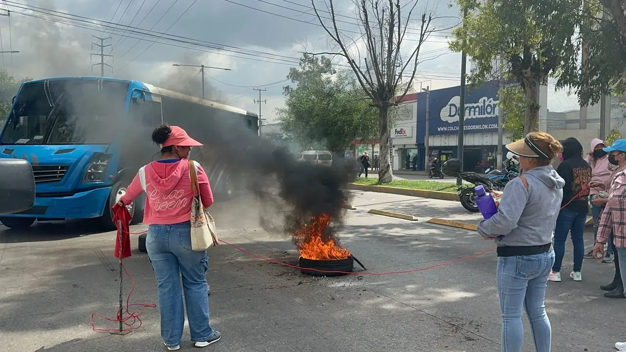 Tultitlán: Manifestantes bloquean ambos sentidos de la vía José López Portillo. Foto: POSTA