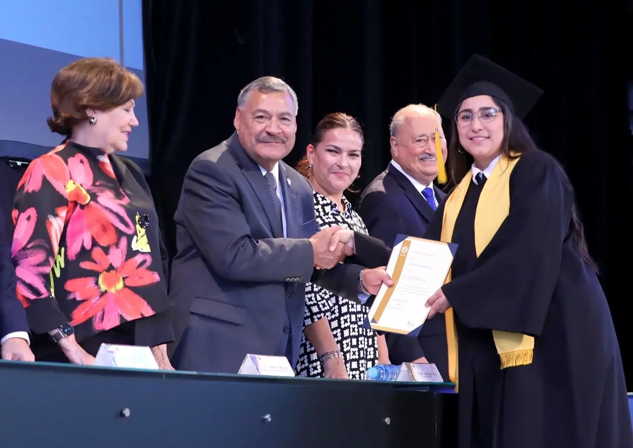 El Rector Guzmán López elogió el esfuerzo de los graduados y reafirmó el compromiso de la universidad con la superación académica de la comunidad. Foto: UANL.