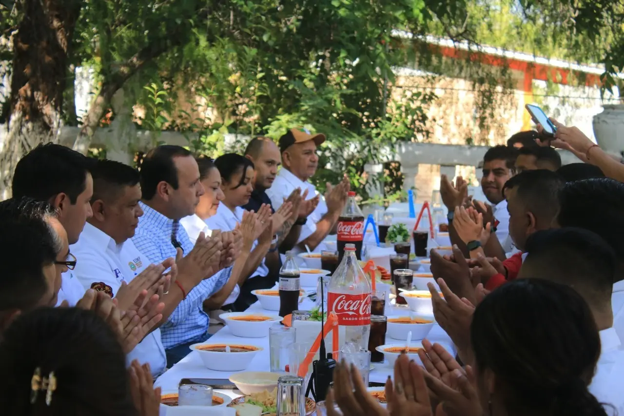 Celebran a bomberos en Parras. Foto de redes.